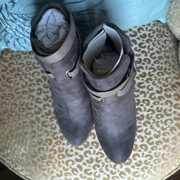 NIB Love Athena “Dean” charcoal gray faux suede block heel bootie w/ strap - Picture 5 of 11